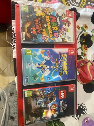 Nintendo Switch Rojo, Azul y Naranja en su caja.