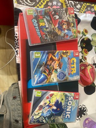 Nintendo Switch Rojo, Azul y Naranja en su caja.