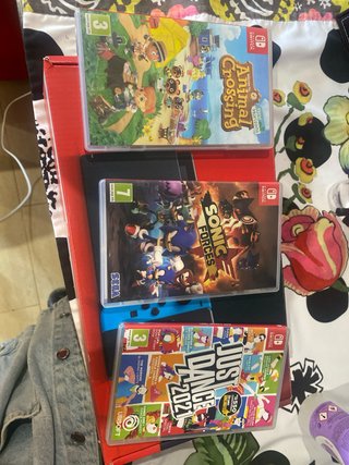 Nintendo Switch Rojo, Azul y Naranja en su caja.