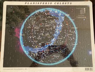 Globo terráqueo con constelaciones y luz