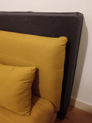 Sofá cama amarillo con cojines y colchón a medida
