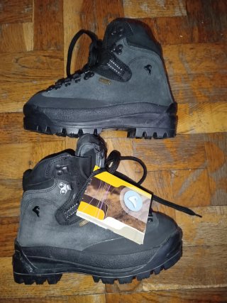 Botas de monte Boreal nuevas talla 37