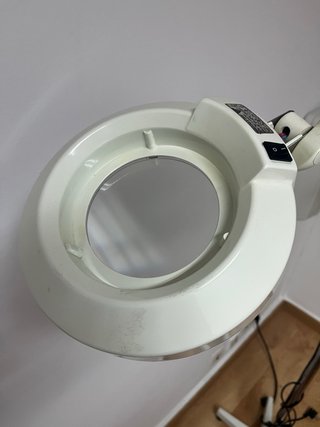 Lámpara de pie con lupa para estetica.