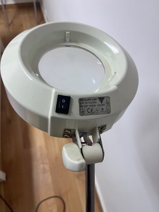 Lámpara de pie con lupa para estetica.