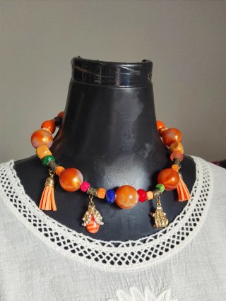 Collar naranja.