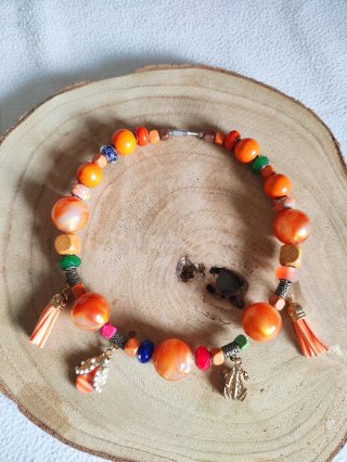 Collar naranja.