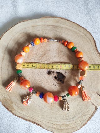 Collar naranja.
