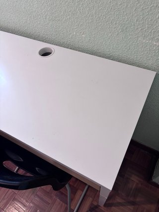 Mesa de estudio y silla