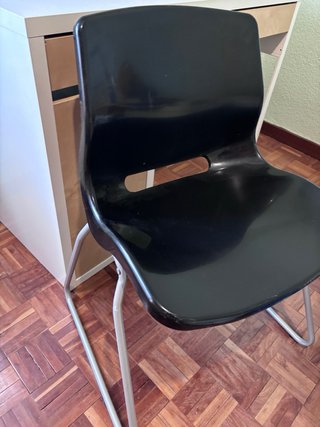 Mesa de estudio y silla