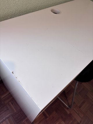 Mesa de estudio y silla