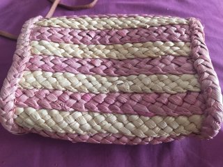 Bolso de mano tejido rosa y beige