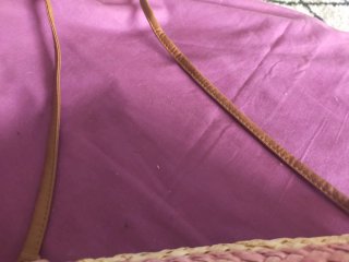 Bolso de mano tejido rosa y beige