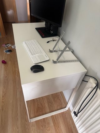Escritorio blanco con cajón