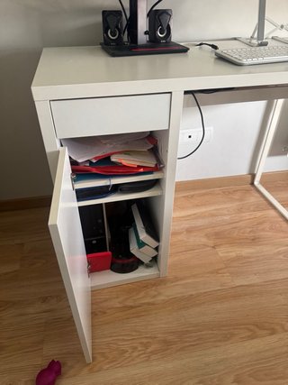 Escritorio blanco con cajón