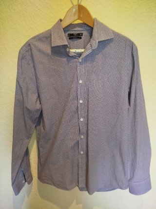 2 Camisas Talla L Azul oscuro y blanco.