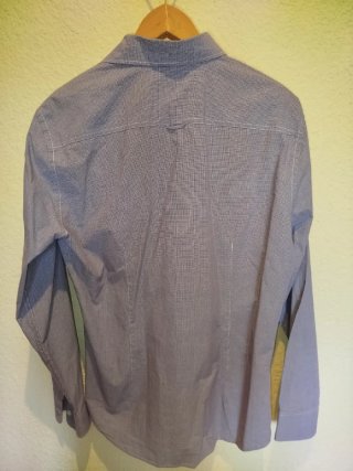 2 Camisas Talla L Azul oscuro y blanco.