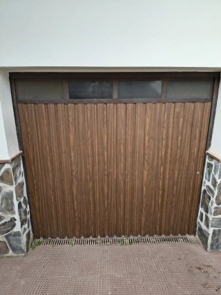 Puerta de garaje de acero, con ventilacion.