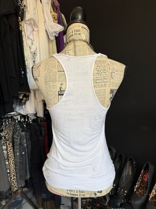 Camiseta blanca con pedrería 00s y2k