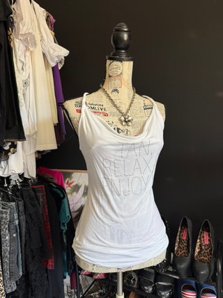 Camiseta blanca con pedrería 00s y2k
