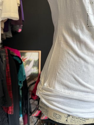 Camiseta blanca con pedrería 00s y2k