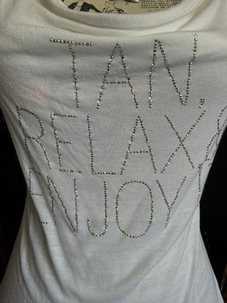 Camiseta blanca con pedrería 00s y2k
