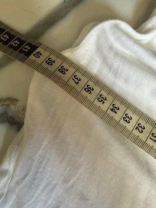 Camiseta blanca con pedrería 00s y2k