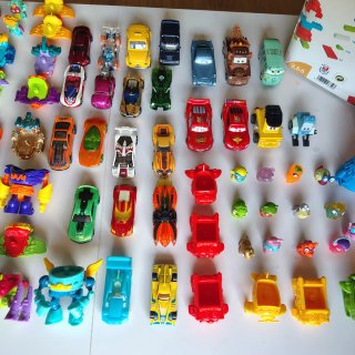 Lote 2,3kg SuperThings y juguetes varios + Caja