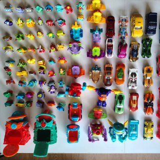 Lote 2,3kg SuperThings y juguetes varios + Caja