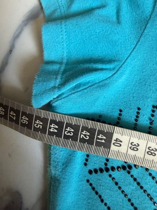 Camiseta Chica Azul y Negra emo alt 00s vintage