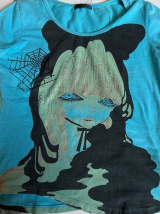 Camiseta Chica Azul y Negra emo alt 00s vintage