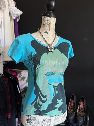 Camiseta Chica Azul y Negra emo alt 00s vintage
