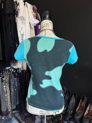 Camiseta Chica Azul y Negra emo alt 00s vintage