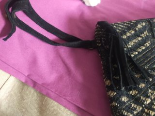 Bolso de mano tejido beige y negro