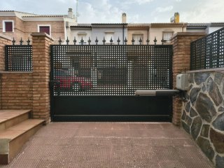 Puerta de cancela metálica verde carruaje