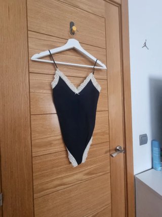 Body negro con encaje blanco