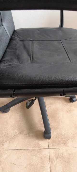 Silla de oficina negra con ruedas