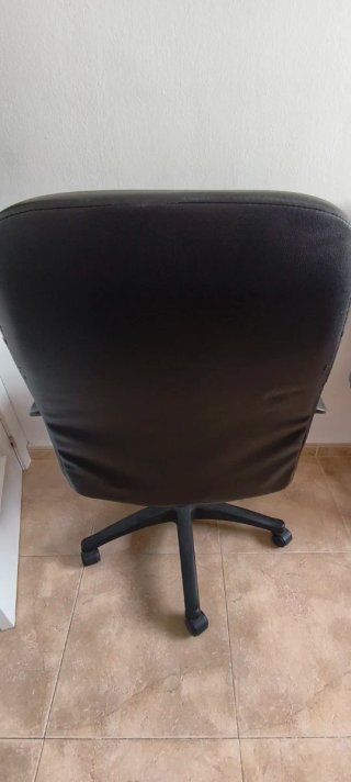Silla de oficina negra con ruedas