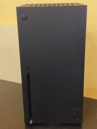 Xbox Series X 1TB + Mando y Carga y Juega