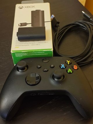 Xbox Series X 1TB + Mando y Carga y Juega