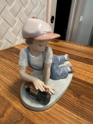 Figura Lladro niño jugando tren