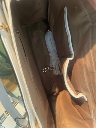 Bolso Guess Blanco con Tachuelas Doradas