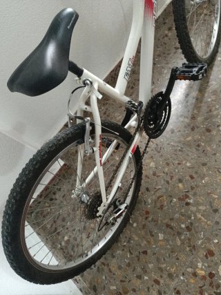Bicicleta de montaña blanca y roja