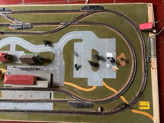 Maqueta de tren con montaña y lago