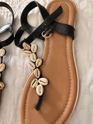 Sandalias negras verano mujer conchas