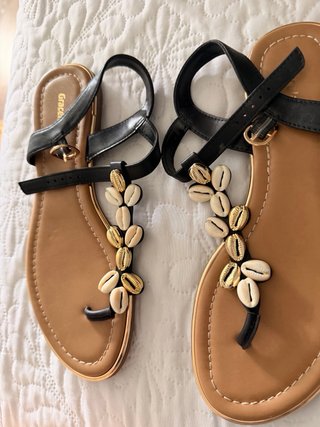 Sandalias negras verano mujer conchas