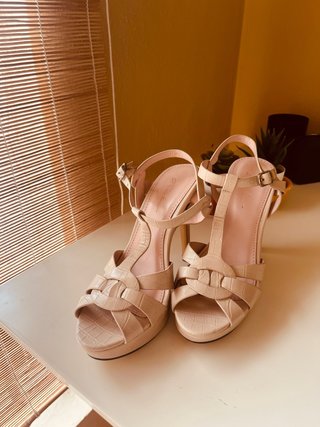 Sandalias tacón beige con tiras cruzadas