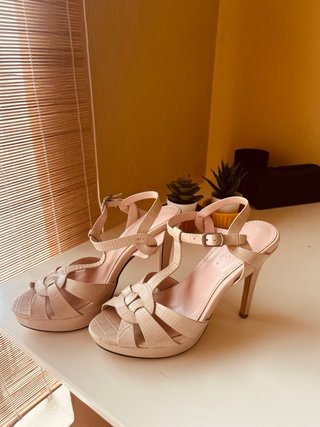 Sandalias tacón beige con tiras cruzadas