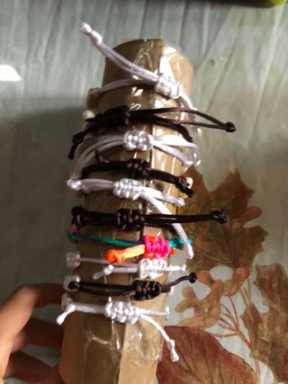 Pulseras de conchas y macramé