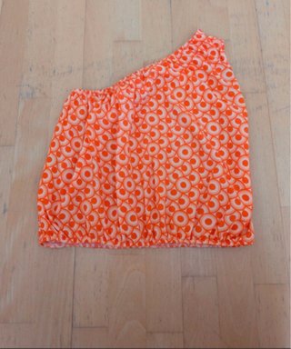 Top asimétrico naranja con estampado