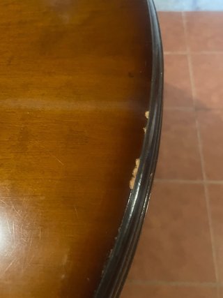 Mesa antigua de madera con sillas